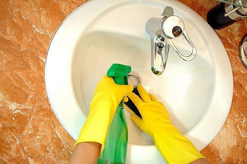 Советы и средства, которые помогут убрать плесень в ванной комнате
