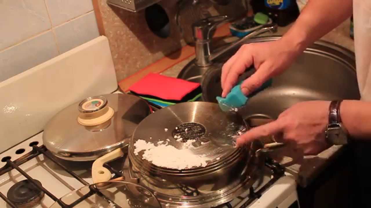 Пригорела кастрюля из нержавейки: как очистить посуду до блеска