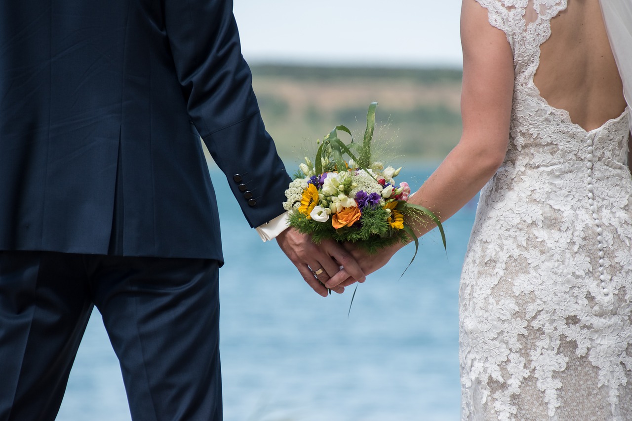 Свадебные платья прямого кроя - почему стоит им отдать предпочтение
